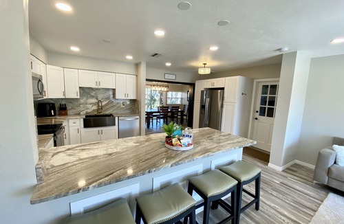 Seminole House | 🏖️Sleeps 10🏖️ MINUTES to BEACHES, 💦New Heated Saltwater Pool!