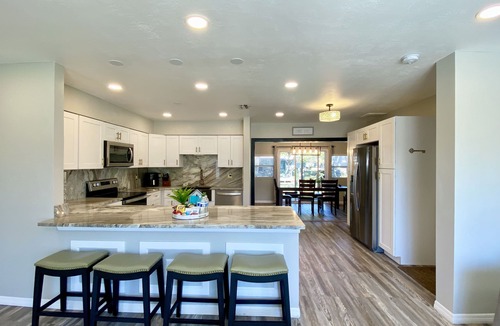 Seminole House | 🏖️Sleeps 10🏖️ MINUTES to BEACHES, 💦New Heated Saltwater Pool!