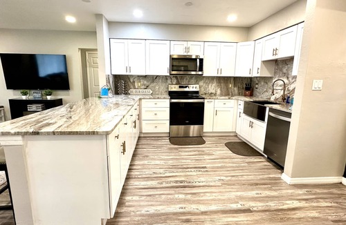 Seminole House | 🏖️Sleeps 10🏖️ MINUTES to BEACHES, 💦New Heated Saltwater Pool!