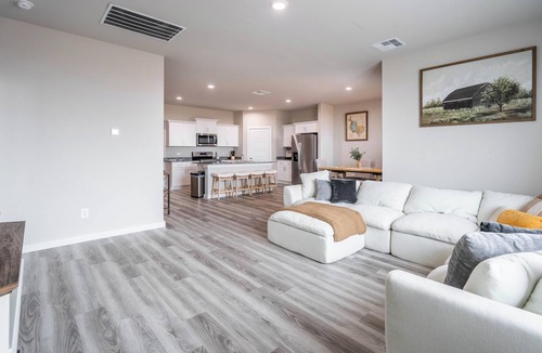 Odessa House | Sleeps 10 - New Build - Arcade Games + Fire Pit