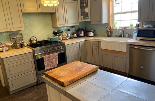 Central Southwest Other | Sleeps 10! NRG/Med Cntr 4/2 Houston Farmhouse w/POOL, balcony, HUGE lvng room.