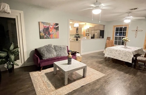 Central Southwest Other | Sleeps 10! NRG/Med Cntr 4/2 Houston Farmhouse w/POOL, balcony, HUGE lvng room.