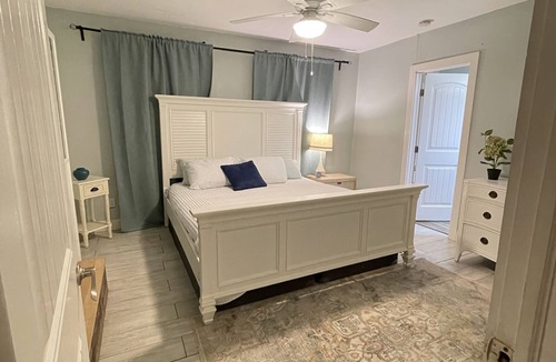 Central Southwest Other | Sleeps 10! NRG/Med Cntr 4/2 Houston Farmhouse w/POOL, balcony, HUGE lvng room.