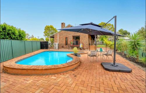 Ipswich House | Sleeps 10 - Pool - 5 Bedrooms