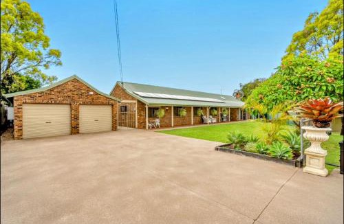 Ipswich House | Sleeps 10 - Pool - 5 Bedrooms