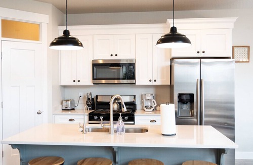Herriman House | ⭐️Sleeps 10⭐️ Pool and workout room access⭐️