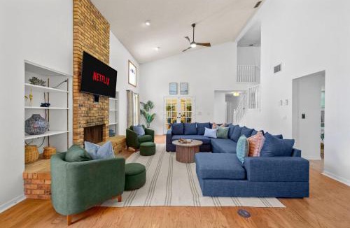 Seminole House | Sleeps 10 - Pool Slide Pickleball & Fire Pit