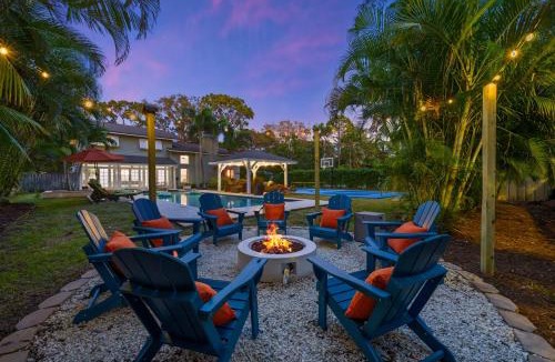 Seminole House | Sleeps 10 - Pool Slide Pickleball & Fire Pit