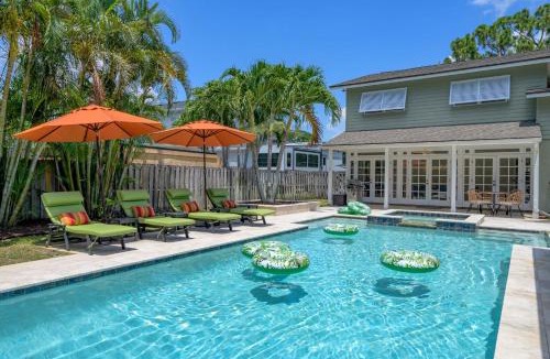 Seminole House | Sleeps 10 - Pool Slide Pickleball & Fire Pit