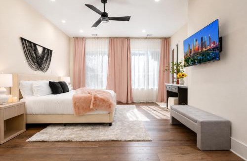 Washington Ave./ Memorial Park House | Sleeps 10! Rooftop Luxe Pet-Friendly Downtown HTX