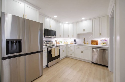 Petersburg House | Sleeps 10 | Spacious Luxe Retreat w/Fireplace