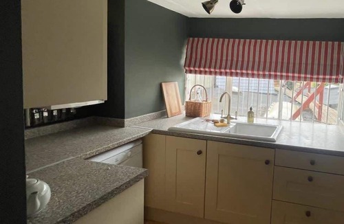 Moreton-in-Marsh Apartment | Sleeps 10 with private garden