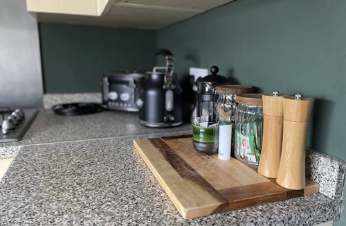 Moreton-in-Marsh Apartment | Sleeps 10 with private garden