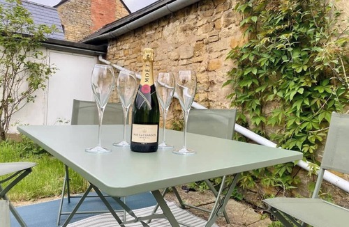 Moreton-in-Marsh Apartment | Sleeps 10 with private garden