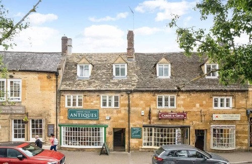 Moreton-in-Marsh Apartment | Sleeps 10 with private garden