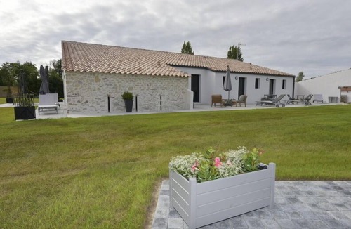 Chateauneuf House | Sleeps 10 with private indoor heated pool