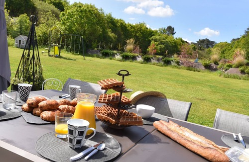 Chateauneuf House | Sleeps 10 with private indoor heated pool