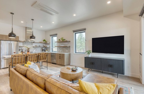 Bend House | Sleeps 100! 20 Modern Units, 50 BDRs, Near DT Bend