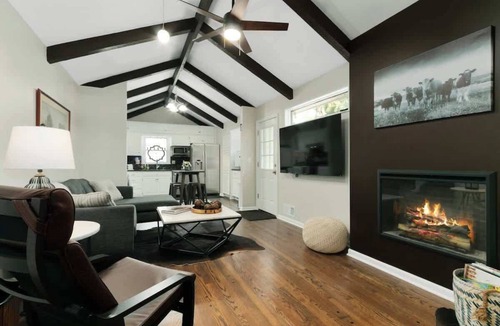 Nall Hills House | Sleeps 11+ Comfy Beds:Mins to KC World Cup Stadium