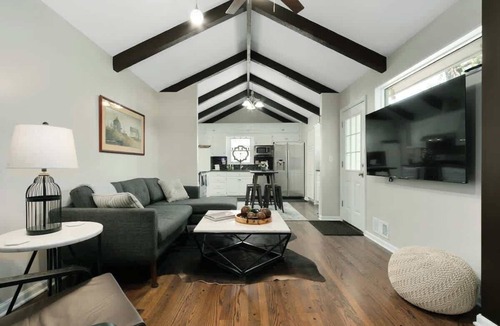 Nall Hills House | Sleeps 11+ Comfy Beds:Mins to KC World Cup Stadium