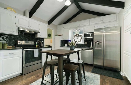 Nall Hills House | Sleeps 11+ Comfy Beds:Mins to KC World Cup Stadium