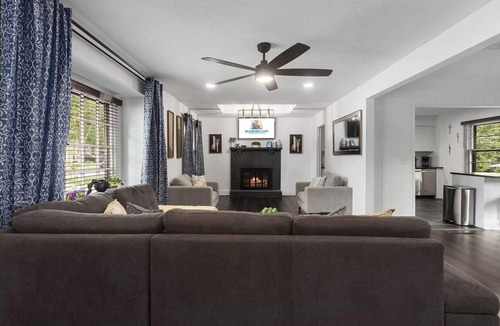 Lenexa House | Sleeps 11 Great for Groups|KingBeds|Fenced Yard