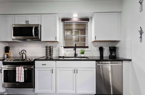 Lenexa House | Sleeps 11 Great for Groups|KingBeds|Fenced Yard