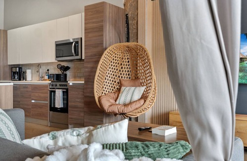 Downtown Dallas Apartment | Sleeps 11 I Downtown I Walk to Conv Ctr I 24hr Gym