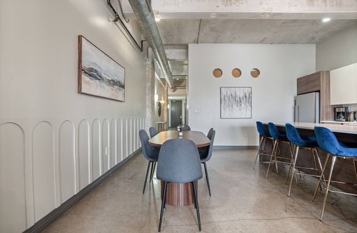 Downtown Dallas Apartment | Sleeps 11 I Downtown I Walk to Conv Ctr I 24hr Gym