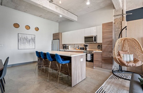 Downtown Dallas Apartment | Sleeps 11 I Downtown I Walk to Conv Ctr I 24hr Gym