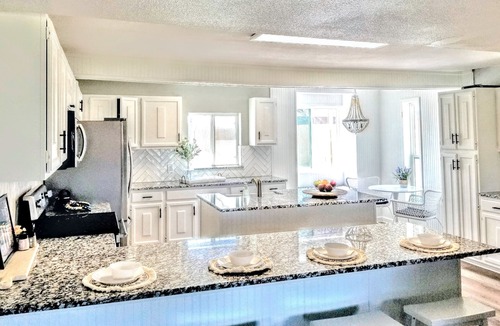 Keller House | sleeps 11- KING BED Country Charmer in Iconic Fort Worth