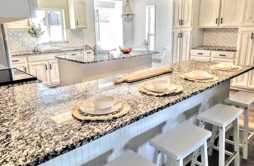 Keller House | sleeps 11- KING BED Country Charmer in Iconic Fort Worth