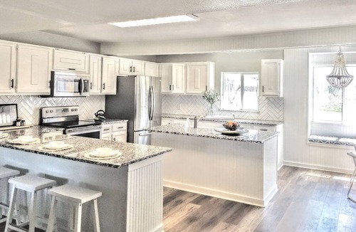Keller House | sleeps 11- KING BED Country Charmer in Iconic Fort Worth