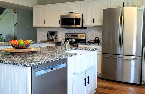 Keller House | sleeps 11- KING BED Country Charmer in Iconic Fort Worth