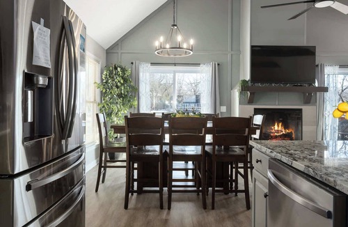 New Century House | Sleeps 11 | Lakefront + Private Dock + Fish | FIFA