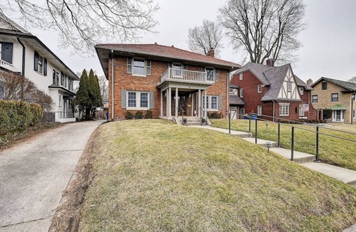 Meridian-Kessler House | Sleeps 11- Rooftop Balcony!