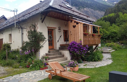 Les Sciauds Ski Chalet | Sleeps 12-14 in beautiful mountain setting.