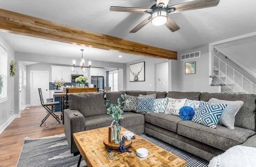 Overland Park House | Sleeps 12 20 mins to GEHA/World Cup Large Home OP