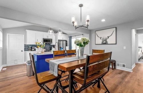 Overland Park House | Sleeps 12 20 mins to GEHA/World Cup Large Home OP