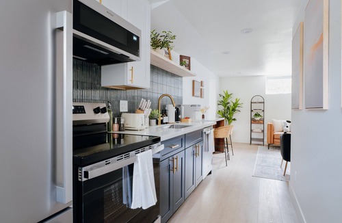 Judkins Park House | Sleeps 12 · 3-Kitchen · Walk to Link Light Rail
