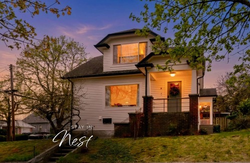 Judkins Park House | Sleeps 12 · 3-Kitchen · Walk to Link Light Rail