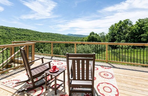 Essex Junction Apartment | Sleeps 12: Apt & 3 rooms with common area and deck