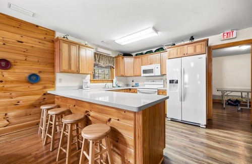Pigeon Forge Condo | Sleeps 12, close to Dollywood, hot tub!