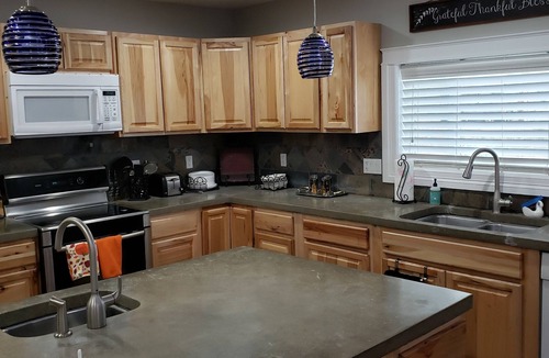 Spokane House | Sleeps 12+ Epic family room, Cool gym! Ideal for Families & Kids!Lots of Parking