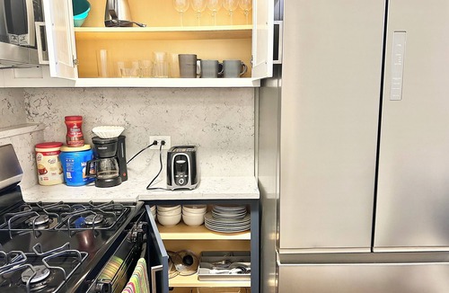 Oak Park Apartment | Sleeps 12/Free parking+20 min to DT Chicago