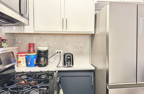 Oak Park Apartment | Sleeps 12/Free parking+20 min to DT Chicago