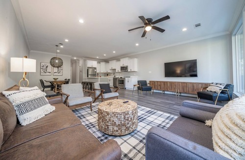 Lake Hamilton House | Sleeps 12! Game room! Kayaks! Lakefront!