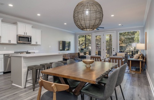 Lake Hamilton House | Sleeps 12! Game room! Kayaks! Lakefront!
