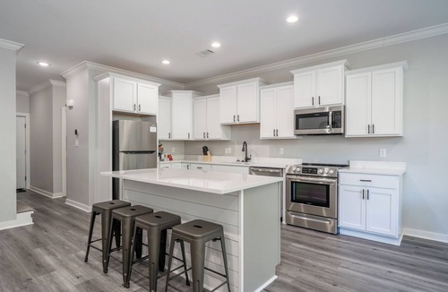 Lake Hamilton House | Sleeps 12! Game room! Kayaks! Lakefront!