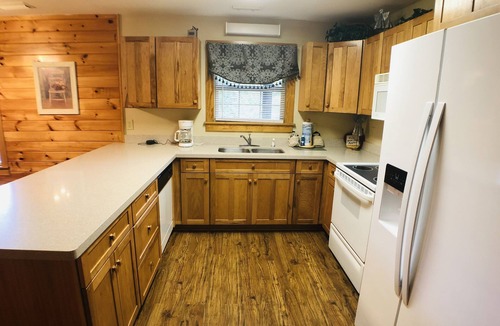 Pigeon Forge Condo | Sleeps 12, hot tub, close to Dollywood!